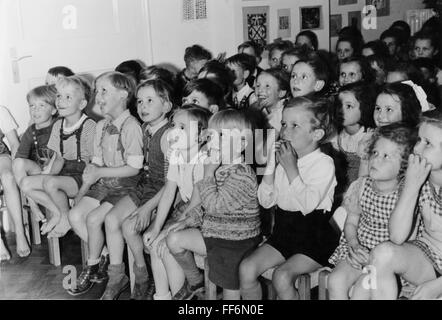 Theater / Theater, Publikum, Gruppe von Kindern nach einer Vorstellung einer Punch und Judy Show, 1950er Jahre, zusätzliche-Rechte-Clearences-nicht vorhanden Stockfoto