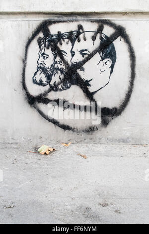 Schablone Graffito an der Wand zeigt Porträts von Karl Marx, Friedrich Engels und Wladimir Lenin später durchgestrichen Stockfoto