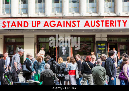 Kundenansturm außerhalb Hammersmith Apollo für die Völker Versammlung Stand Up Against Austerity Komödie auftritt. London. Stockfoto