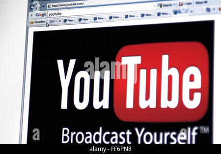 Eine Nahaufnahme von einem LCD-Bildschirm mit dem youtube Logo auf der ursprünglichen schwarzen Hintergrund. Stockfoto