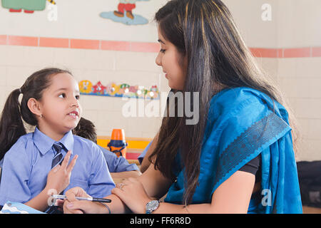 30 der 30er Jahre Erwachsene Womans Erwachsenen Womens Asien Asiatische Asiaten Freizeitkleidung Freizeitkleidung Klasse Klassen Klassenkamerad Klassenkameraden Klassenzimmer Stockfoto