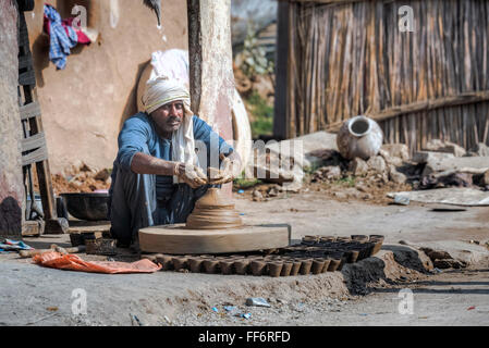 Töpferei in Abhaneri, Dausa, Rajasthan, Indien Stockfoto