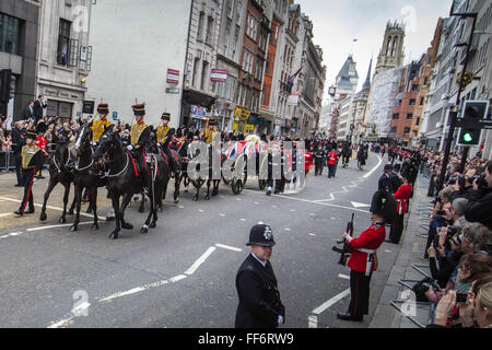 Sarg der Baronin Thatcher verläuft entlang der Fleet Street auf dem Weg nach St. Pauls Cathedral, wo die Beerdigung stattfand. 17. April 2013. London, Vereinigtes Königreich. Stockfoto