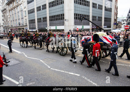 Sarg der Baronin Thatcher verläuft entlang der Fleet Street auf dem Weg nach St. Pauls Cathedral, wo die Beerdigung stattfand. 17. April 2013. London, Vereinigtes Königreich. Stockfoto