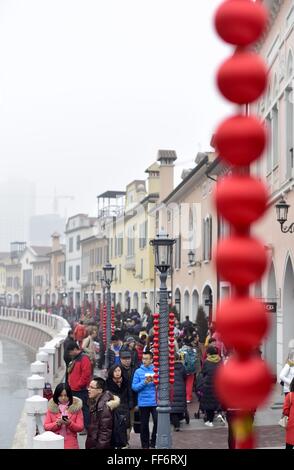 Tianjin, China. 11. Februar 2016. Kunden sind in Florentia Dorf Wuqing Bezirk in Tianjin, Nordchina, 11. Februar 2016 gesehen. Einige Leute aus Peking, Tianjin, Hebei wollte in Florentia Dorf von Tianjin Frühlingsfest an Feiertagen einkaufen gehen. © Yue Yuewei/Xinhua/Alamy Live-Nachrichten Stockfoto