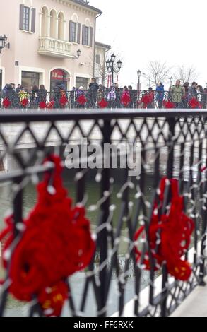 Tianjin, China. 11. Februar 2016. Kunden sind in Florentia Dorf Wuqing Bezirk in Tianjin, Nordchina, 11. Februar 2016 gesehen. Einige Leute aus Peking, Tianjin, Hebei wollte in Florentia Dorf von Tianjin Frühlingsfest an Feiertagen einkaufen gehen. © Yue Yuewei/Xinhua/Alamy Live-Nachrichten Stockfoto