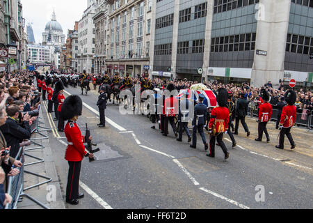 Sarg der Baronin Thatcher verläuft entlang der Fleet Street auf dem Weg nach St. Pauls Cathedral, wo die Beerdigung stattfand. 17. April 2013. London, Vereinigtes Königreich. Stockfoto