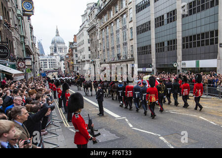 Sarg der Baronin Thatcher verläuft entlang der Fleet Street auf dem Weg nach St. Pauls Cathedral, wo die Beerdigung stattfand. 17. April 2013. London, Vereinigtes Königreich. Stockfoto