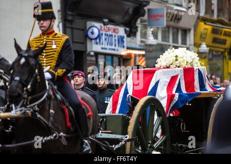 Sarg der Baronin Thatcher auf eine Pistole Carridge verläuft entlang der Fleet Street auf dem Weg nach St. Pauls Cathedral, wo die Beerdigung stattfand. 17. April 2013. London, Vereinigtes Königreich. Stockfoto