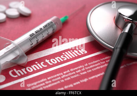 Chronische Mandelentzündung. Medizinisches Konzept auf rotem Grund. Stockfoto