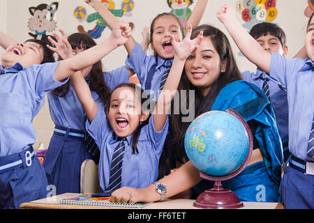 30 der 30er Jahre 5-6 Jahre Erwachsene Womans Erwachsene Frauen Arm Arme Asien Asiatische Asiaten Kleidung Kartographie Casual Kleidung Casual Kleidung Casual Stockfoto