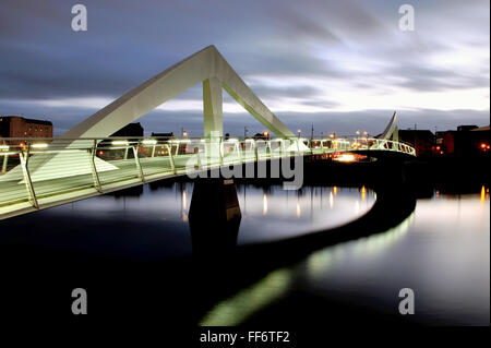 Dämmerung fällt über die Squiggly Bridge bei (Broomielaw-Tradeston) auf dem Fluss Clyde, Glasgow. Stockfoto