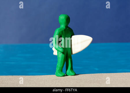 Plastilin Person und Balsa Surfboard. Stockfoto