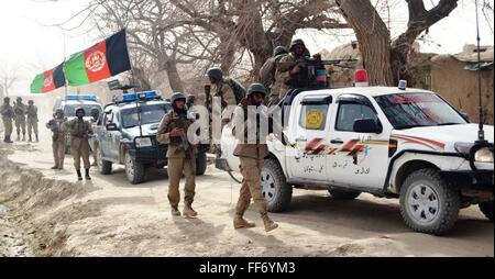 Kandahar. 10. Februar 2016. Afghanischen lokalen Polizei (ALP) Mitglieder nehmen Teil an Militärpatrouille im Panjwayi Bezirk des südlichen Kandahar Provinz von Afghanistan, 10. Februar 2016. © Manan Arghand/Xinhua/Alamy Live-Nachrichten Stockfoto