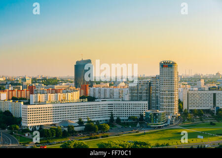 MINSK, BELARUS - 2. Juni 2015: Luftaufnahme, Stadtbild von Minsk, Belarus. Sommersaison, Sonnenuntergang. Pobeditelej Stockfoto