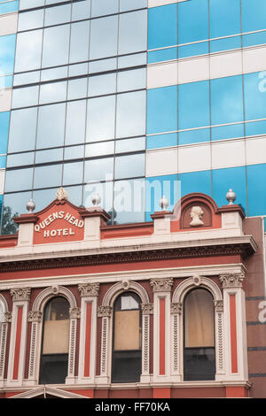 Queens Head Pub bar, Taverne und modernes Bürogebäude auf der Queen Street, Auckland, Nordinsel, Neuseeland, Pazifik, Stockfoto