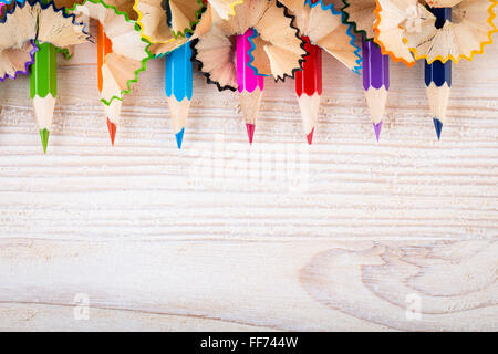 Kreativ mit Bleistiften und Bleistift Späne auf hellen Holz Draufsicht Stockfoto