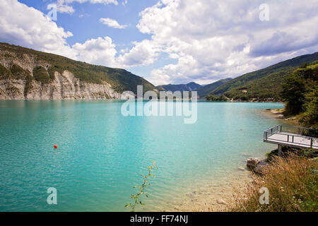 Schöne smaragdgrünes Wasser des Sees Castillon spiegelt den Himmel und die bewaldeten Ufer. Mountainbike Canyon Verdon in den französischen Alpen Stockfoto