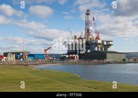 Bohrinsel vor Anker aus der Stadt Invergordon im Cromarty Firth - Ross-Shire, Schottland. Stockfoto