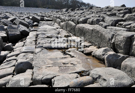 Die Überreste der Wellenbrecher von Lilstock Hafen in Somerset, Großbritannien Stockfoto