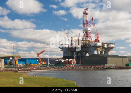 Bohrinsel vor Anker aus der Stadt Invergordon im Cromarty Firth - Ross-Shire, Schottland. Stockfoto