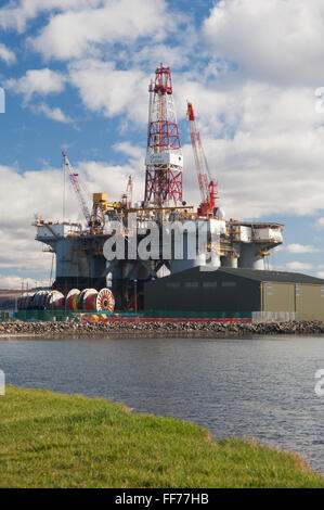 Bohrinsel vor Anker aus der Stadt Invergordon im Cromarty Firth - Ross-Shire, Schottland. Stockfoto