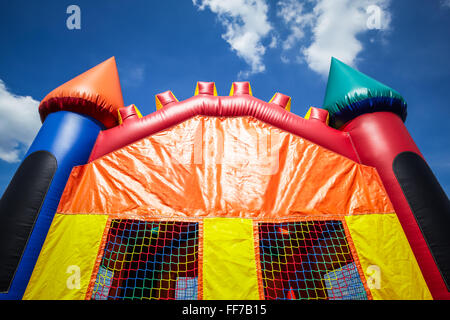 Kinder Hüpfburg hüpfen Haus Burg obere Hälfte. Stockfoto