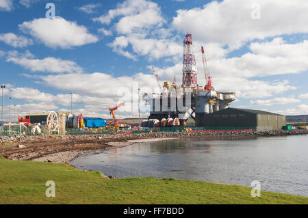 Bohrinsel vor Anker aus der Stadt Invergordon im Cromarty Firth - Ross-Shire, Schottland. Stockfoto