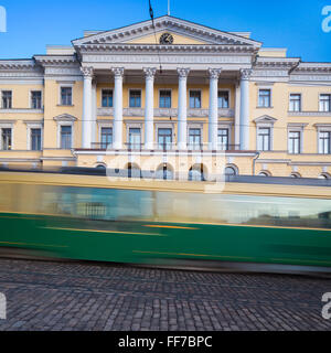 Amt des Premierministers und die Straßenbahn in Bewegung, Helsinki, Finnland Stockfoto