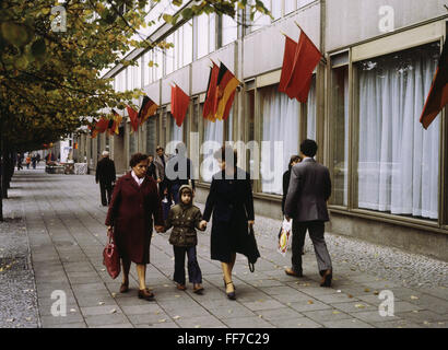 Geographie / Reisen, Deutschland, DDR, Ost-Berlin, Cafe 'unter den Linden', Dekoration zum Jubiläum '30 Jahre DDR', Berlin, 1979, Zusatzrechte-Clearences-nicht vorhanden Stockfoto