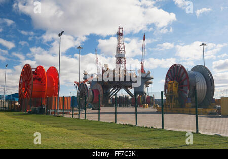 Bohrinsel vor Anker aus der Stadt Invergordon im Cromarty Firth - Ross-Shire, Schottland. Stockfoto