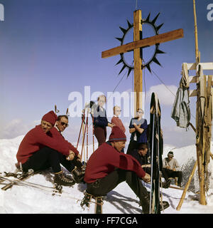 Sport, Wintersport, Skifahren, Skifahrer auf der Bergspitze, 1950er Jahre, , zusätzliche-Rechte-Clearences-not available Stockfoto