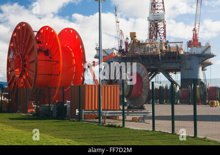 Bohrinsel vor Anker aus der Stadt Invergordon im Cromarty Firth - Ross-Shire, Schottland. Stockfoto