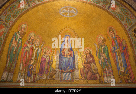 JERUSALEM, ISRAEL - 3. März 2015: Das Mosaik des Madonna unter den Heiligen in der Dormitio-Abtei von Benediktiner Radbod Commandeur. Stockfoto