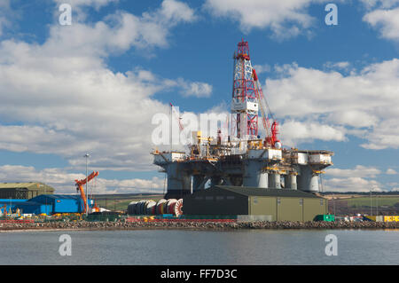 Bohrinsel vor Anker aus der Stadt Invergordon im Cromarty Firth - Ross-Shire, Schottland. Stockfoto