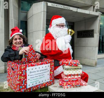 Santa und Francis Crook, Chief Executive von The Howard League zusammen mit englischen PEN liefern Bücher für Gefangene, Ministerium für Justiz HQ, Zentrum von London. Stockfoto