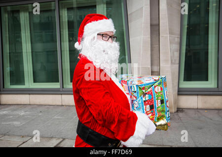 Santa zusammen mit Howard League, englische Stift liefern Bücher für Gefangene, Ministerium für Justiz HQ, central London. Stockfoto