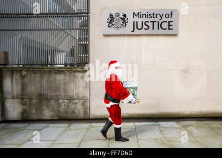 Santa zusammen mit Howard League, englische Stift liefern Bücher für Gefangene, Ministerium für Justiz HQ, central London. Stockfoto