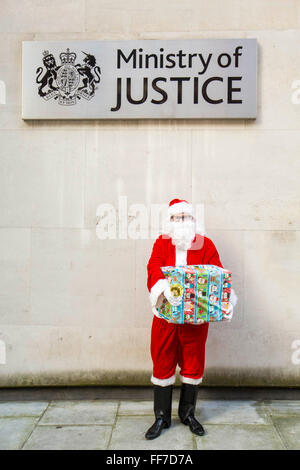 Santa zusammen mit Howard League, englische Stift liefern Bücher für Gefangene, Ministerium für Justiz HQ, central London. Stockfoto