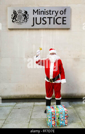 Santa zusammen mit Howard League, englische Stift liefern Bücher für Gefangene, Ministerium für Justiz HQ, central London. Stockfoto