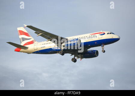 British Airways Airbus A319 G-EUPX landet auf dem Flughafen London Heathrow, Vereinigtes Königreich Stockfoto