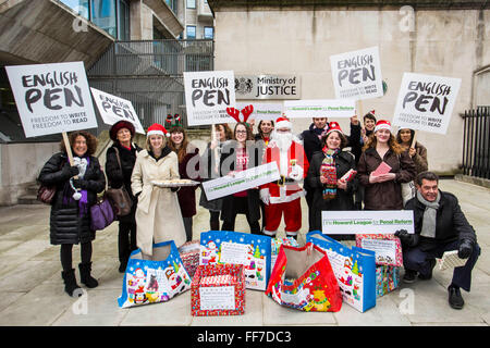 Howard League, englische PEN und Santa liefern Bücher für Gefangene, Ministerium für Justiz HQ, Zentrum von London. Stockfoto