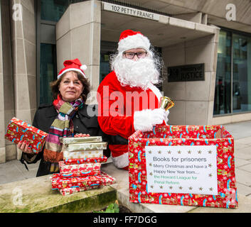 Santa und Francis Crook, Chief Executive von The Howard League zusammen mit englischen PEN liefern Bücher für Gefangene, Ministerium für Justiz HQ, Zentrum von London. Stockfoto