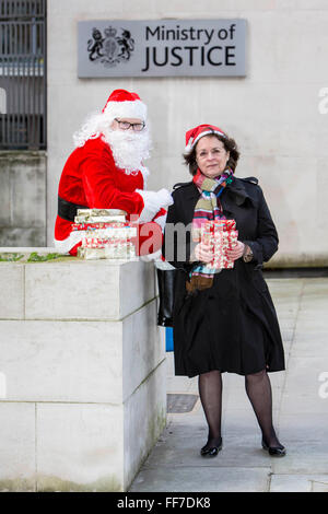 Santa und Francis Crook, Chief Executive von The Howard League zusammen mit englischen PEN liefern Bücher für Gefangene, Ministerium für Justiz HQ, Zentrum von London. Stockfoto