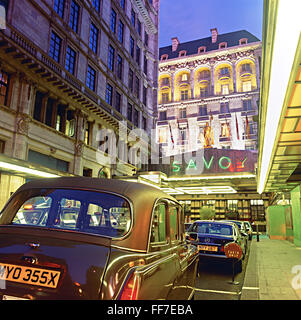 London Black Taxis außerhalb des Savoy London UK Stockfoto