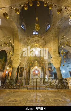 JERUSALEM, ISRAEL - 4. März 2015: Die Kapelle der Heiligen Helena in der Kirche des Heiligen Grabes. Stockfoto