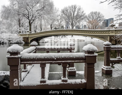 Der Bogen Brücke ist eine gusseiserne Brücke im Central Park, New York City, die über die See Stockfoto