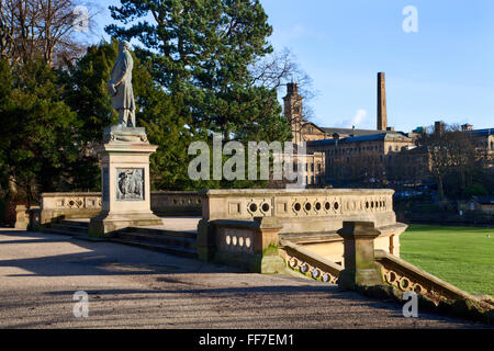 Titus Salt Statue in Roberts Park mit Salze Mühle über Saltaire West Yorkshire England Stockfoto