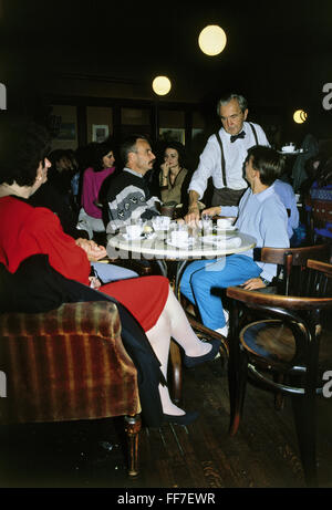 Geographie / Reisen, Österreich, Wien, Gastronomie / Hotels, Cafe Hawelka mit Leopold Hawelka, Innenansicht, 1980er Jahre, Additional-Rights-Clearences-not available Stockfoto