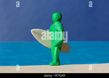 Plastilin Person und Balsa Surfboard. Stockfoto